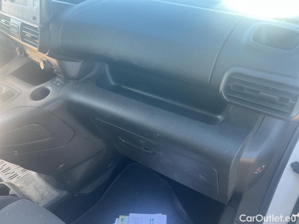  Citroen  Berlingo CITROEN  / 2018 / 4P / combi Talla M BlueHDi 100 LIVE (AC) #29