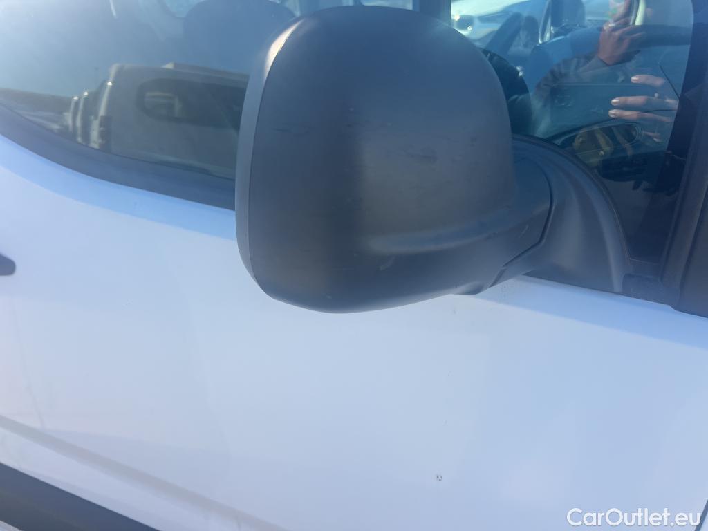  Citroen  Berlingo CITROEN  / 2018 / 4P / combi Talla M BlueHDi 100 LIVE (AC) #38