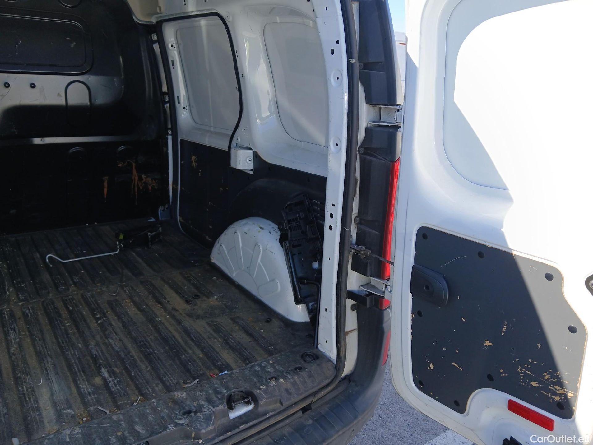  Mercedes  Citan MERCEDES-BENZ  / 2012 / 4P / furgón derivado de turismo 109 CDI Furgón Largo #8