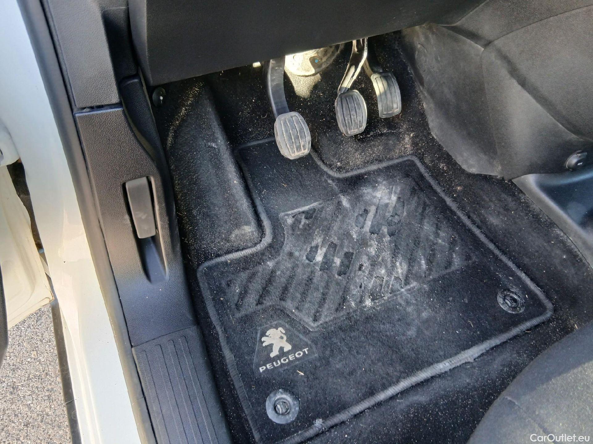  Peugeot  RIFTER PEUGEOT  / 2018 / 5P / monovolumen compacto Active Standard BlueHDi 73kW #58