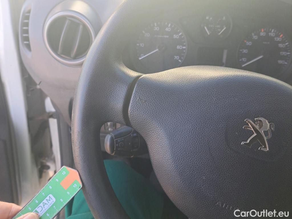  Peugeot  Partner PEUGEOT  / 2015 / 3P / furgón derivado de turismo Furgón Confort L1 BlueHDi 73KW (100CV) #75