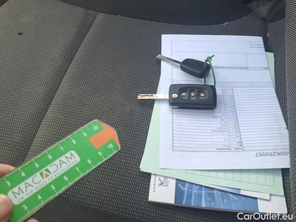  Peugeot  Partner PEUGEOT  / 2015 / 3P / furgón derivado de turismo Furgón Confort L1 BlueHDi 73KW (100CV) #5