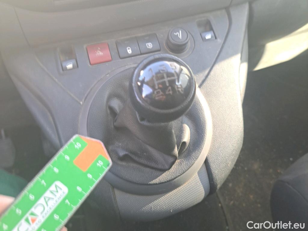  Peugeot  Partner PEUGEOT  / 2015 / 3P / furgón derivado de turismo Furgón Confort L1 BlueHDi 73KW (100CV) #56