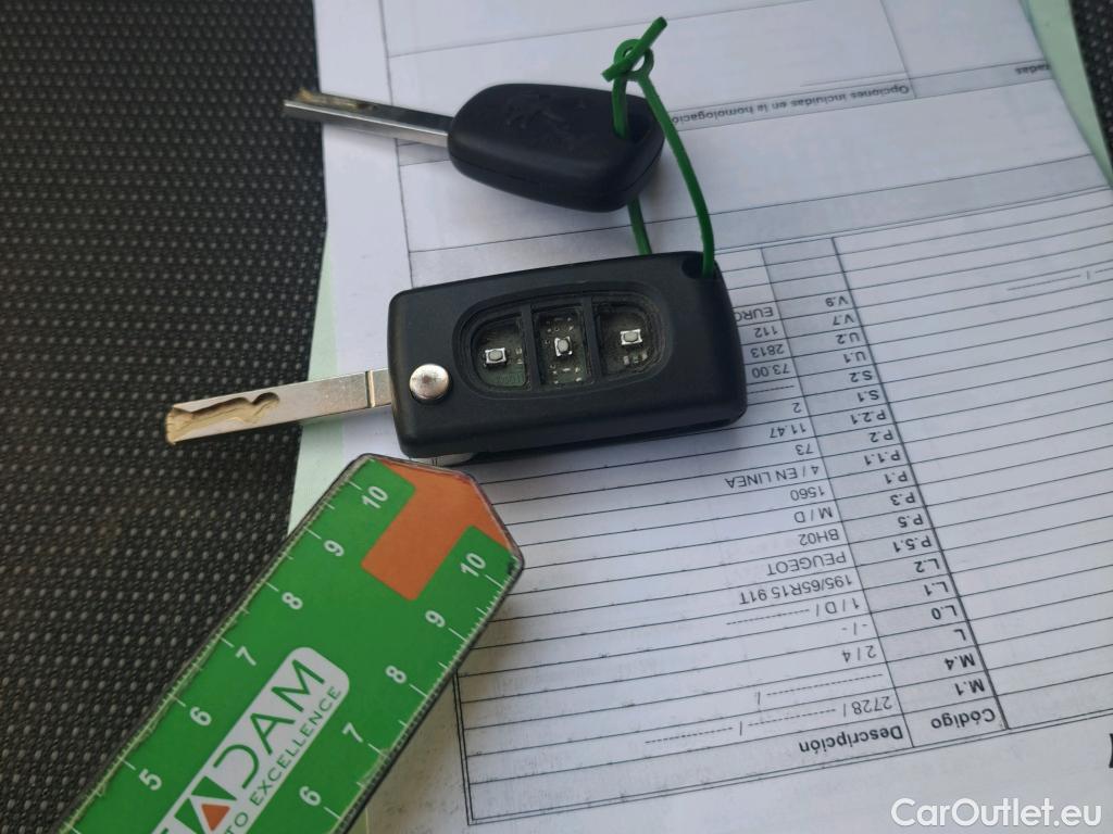  Peugeot  Partner PEUGEOT  / 2015 / 3P / furgón derivado de turismo Furgón Confort L1 BlueHDi 73KW (100CV) #6