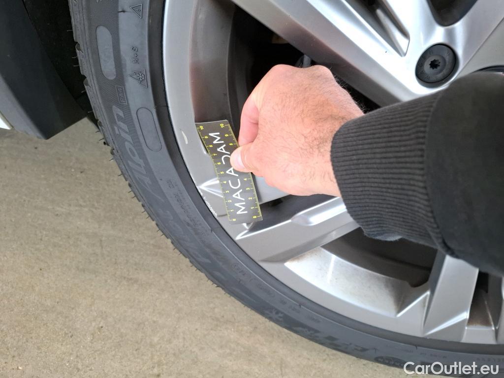  Volkswagen  Tiguan VOLKSWAGEN  / 2020 / 5P / SUV 2.0 TDI 150 DSG7 R-Line #9