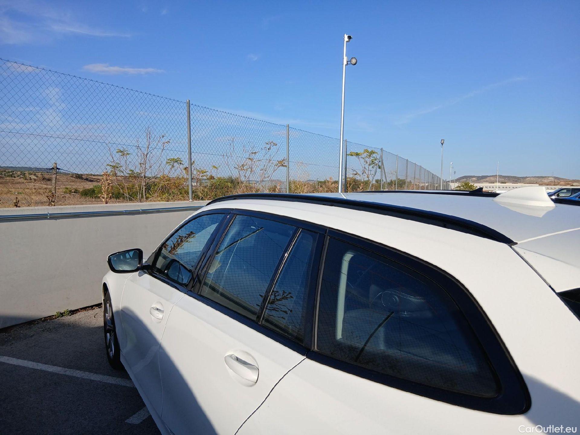  Bmw  Serie 3 BMW  / 2019 / 5P / familiar 318d Auto.Touring #17