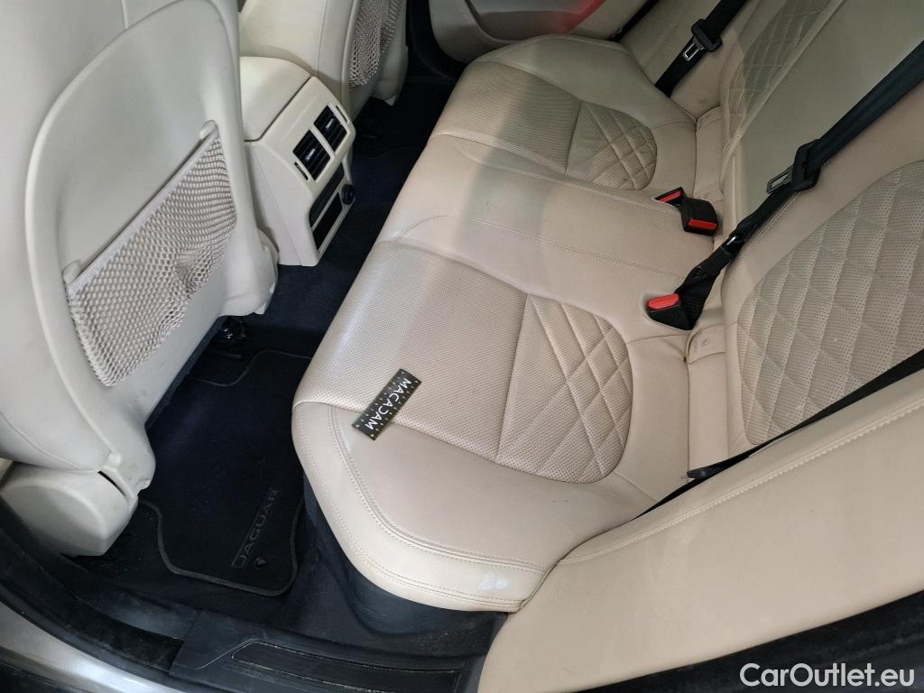  Jaguar  XE JAGUAR  4p Berline D180 HSE STANDARD AUTO 4WD #55