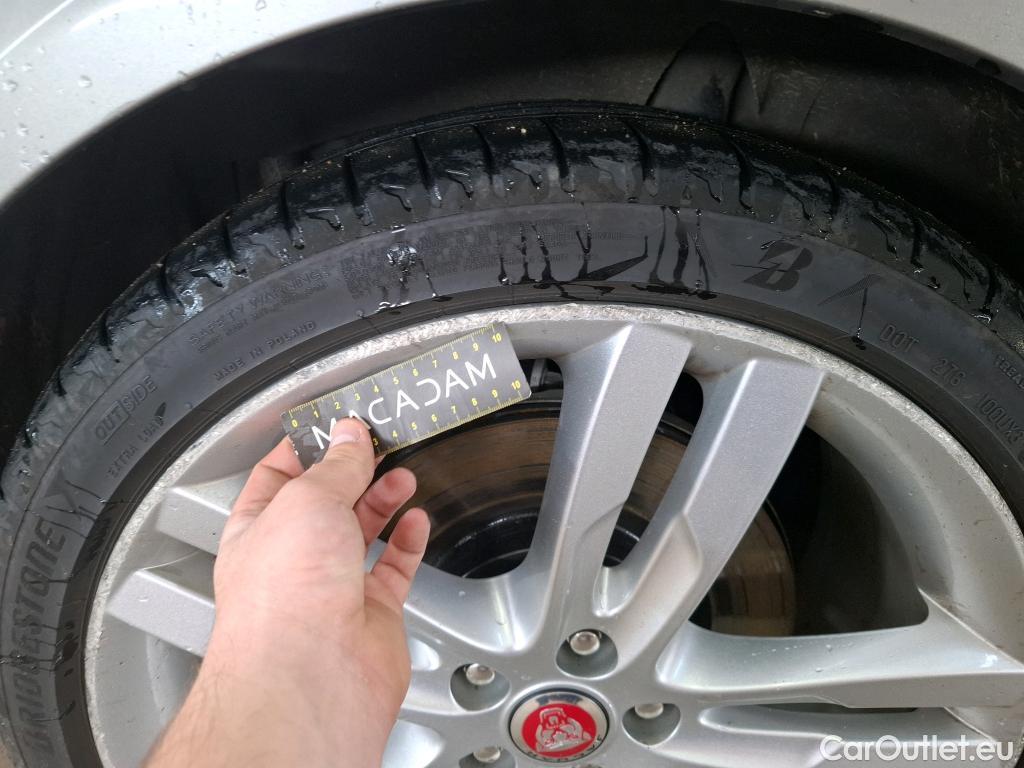  Jaguar  XE JAGUAR  4p Berline D180 HSE STANDARD AUTO 4WD #45