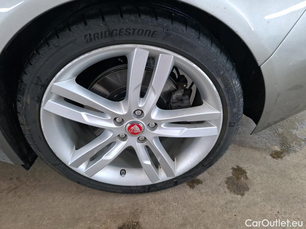  Jaguar  XE JAGUAR  4p Berline D180 HSE STANDARD AUTO 4WD #38