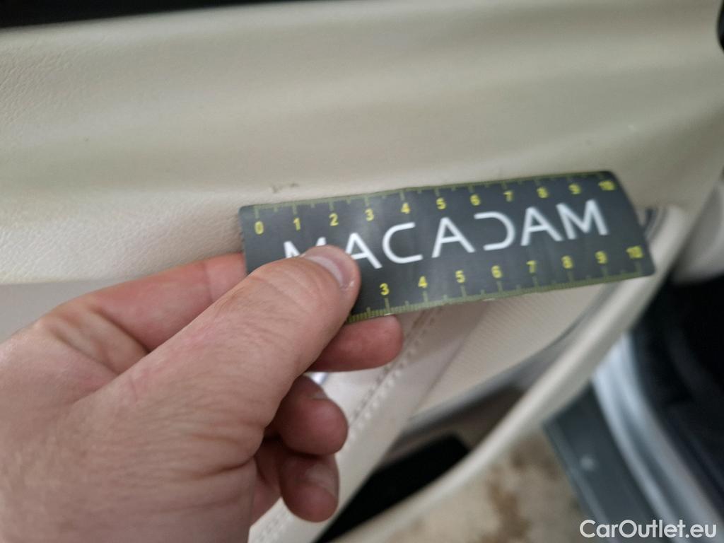  Jaguar  XE JAGUAR  4p Berline D180 HSE STANDARD AUTO 4WD #3