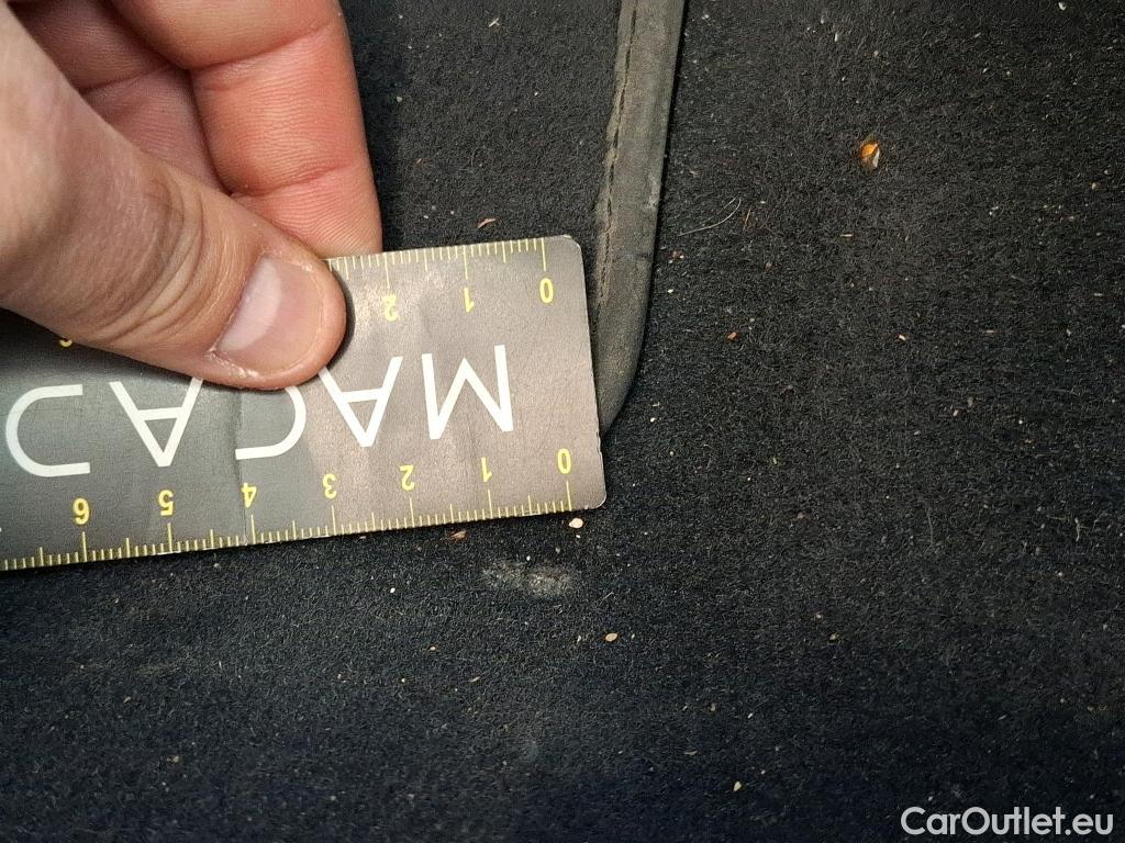  Jaguar  XE JAGUAR  4p Berline D180 HSE STANDARD AUTO 4WD #52