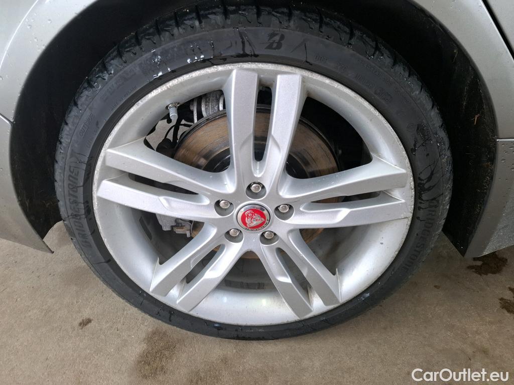  Jaguar  XE JAGUAR  4p Berline D180 HSE STANDARD AUTO 4WD #44