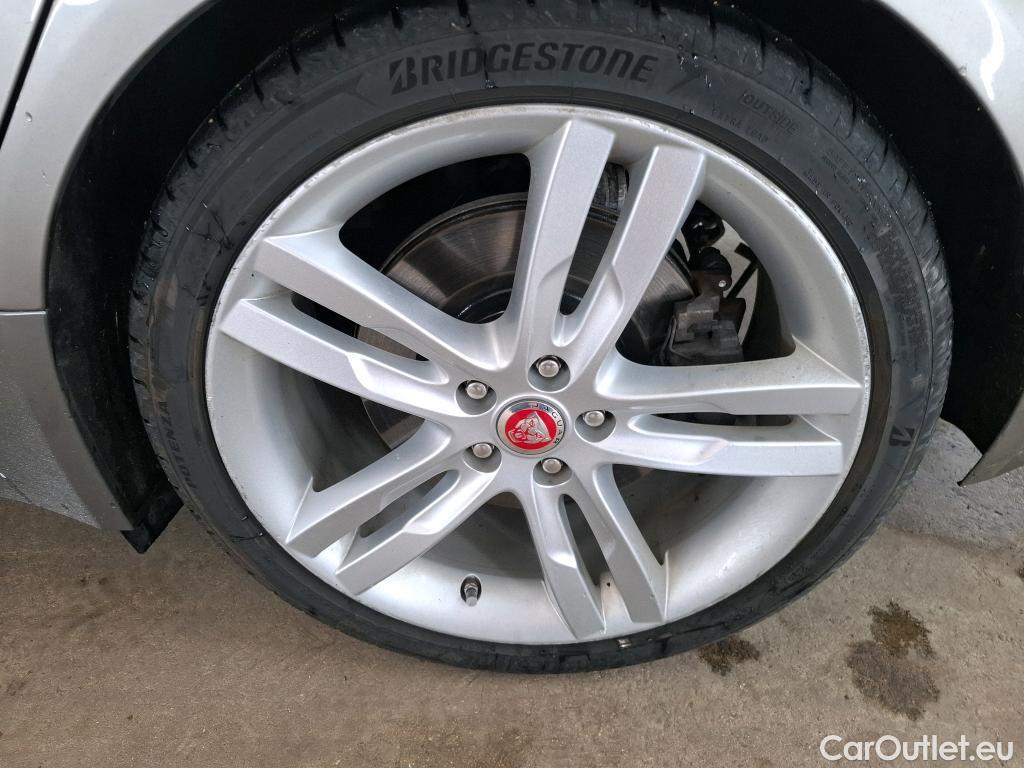  Jaguar  XE JAGUAR  4p Berline D180 HSE STANDARD AUTO 4WD #39