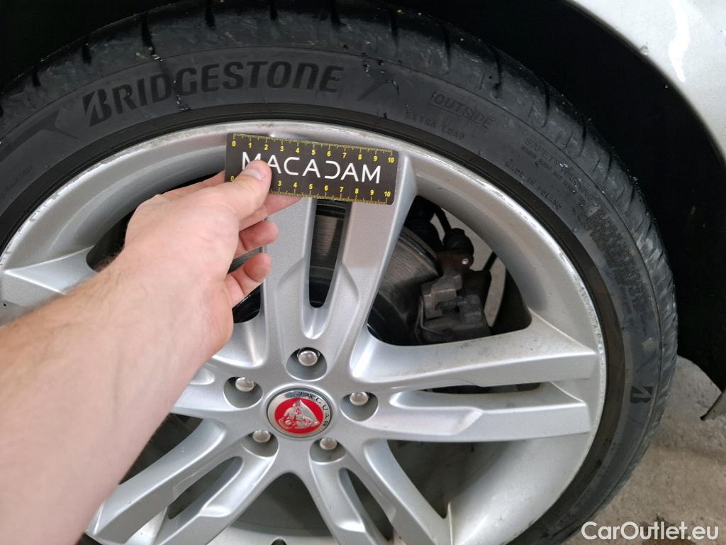  Jaguar  XE JAGUAR  4p Berline D180 HSE STANDARD AUTO 4WD #40