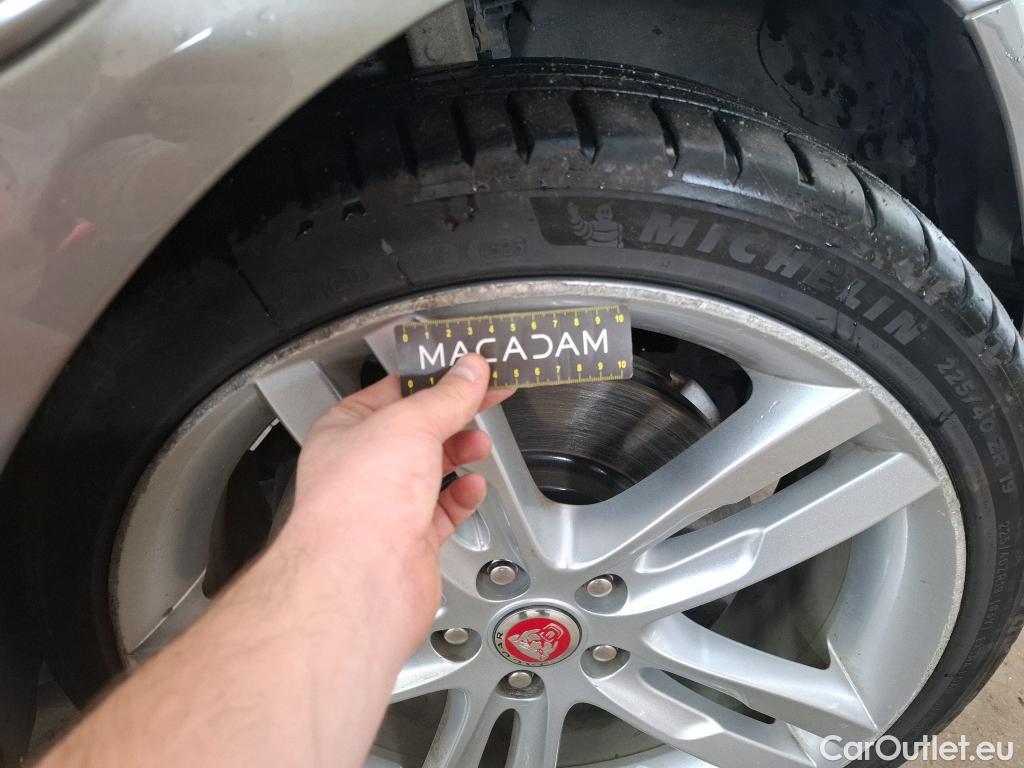  Jaguar  XE JAGUAR  4p Berline D180 HSE STANDARD AUTO 4WD #49