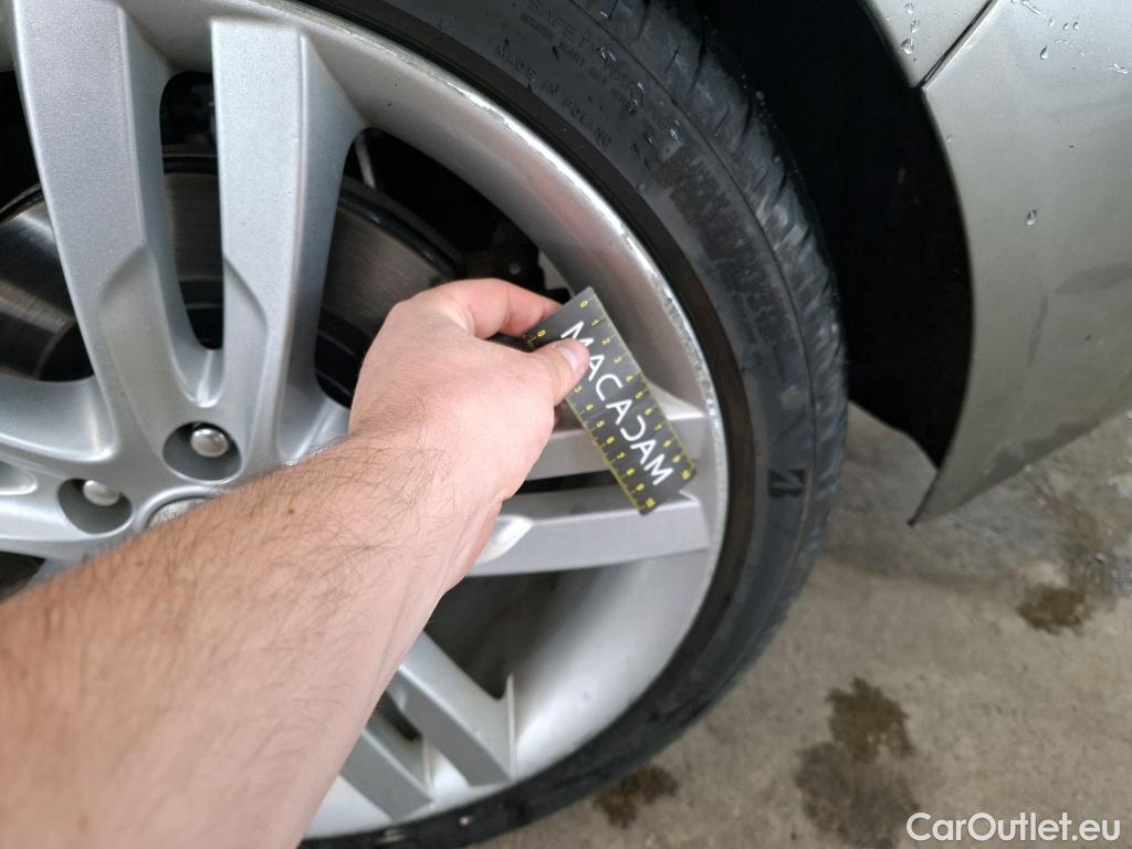  Jaguar  XE JAGUAR  4p Berline D180 HSE STANDARD AUTO 4WD #42