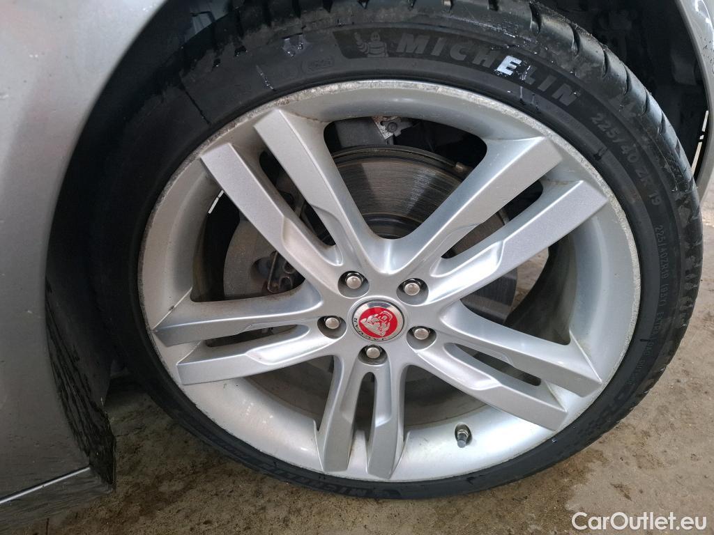  Jaguar  XE JAGUAR  4p Berline D180 HSE STANDARD AUTO 4WD #48