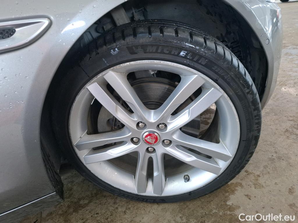  Jaguar  XE JAGUAR  4p Berline D180 HSE STANDARD AUTO 4WD #47