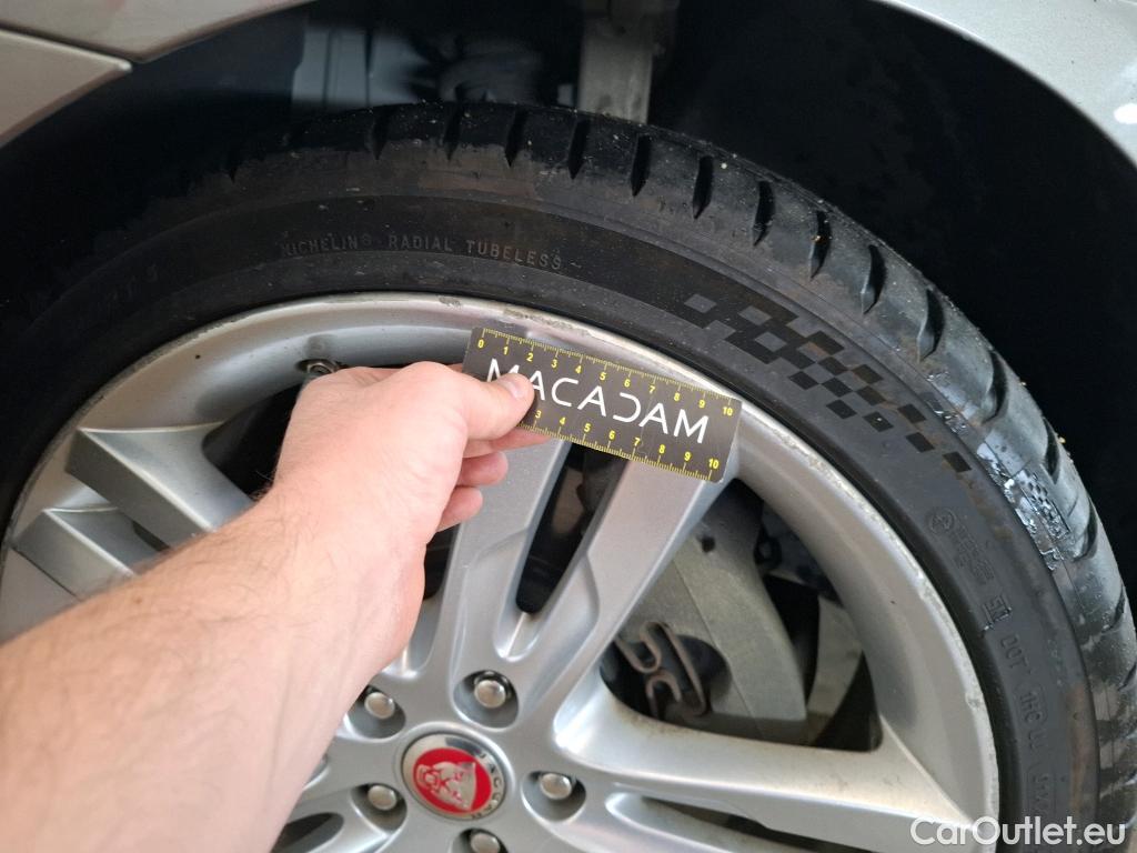  Jaguar  XE JAGUAR  4p Berline D180 HSE STANDARD AUTO 4WD #35