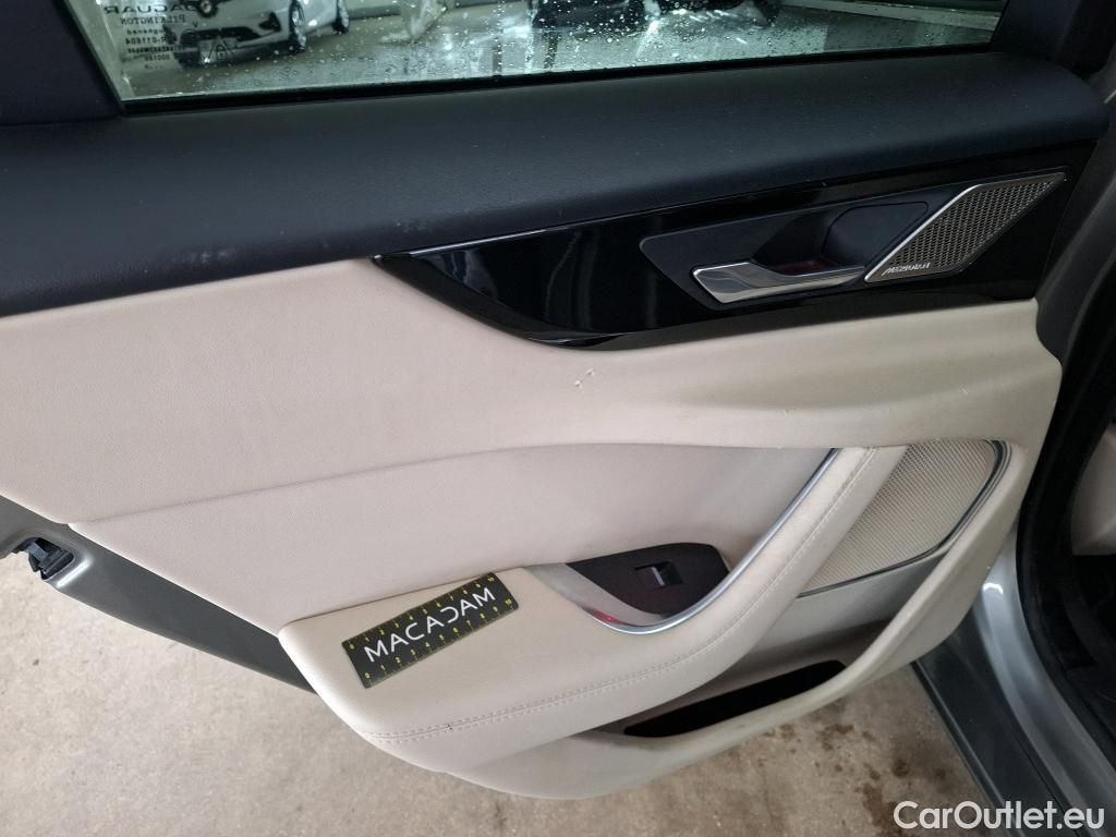  Jaguar  XE JAGUAR  4p Berline D180 HSE STANDARD AUTO 4WD #1