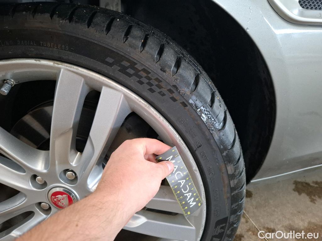  Jaguar  XE JAGUAR  4p Berline D180 HSE STANDARD AUTO 4WD #37