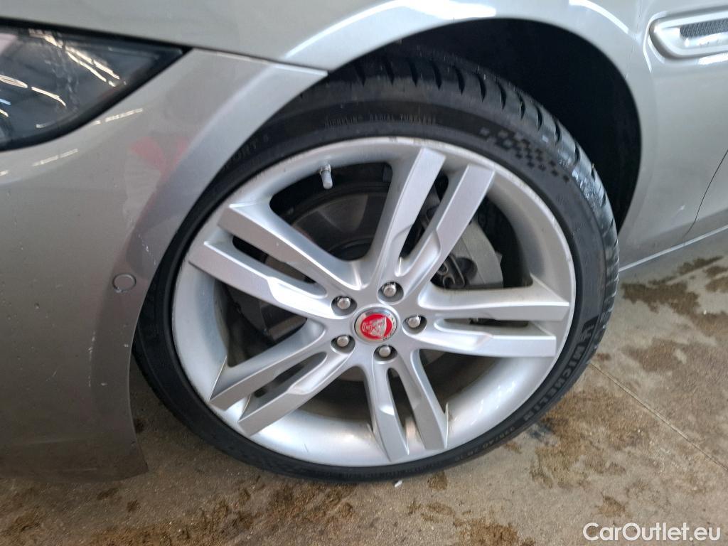  Jaguar  XE JAGUAR  4p Berline D180 HSE STANDARD AUTO 4WD #33