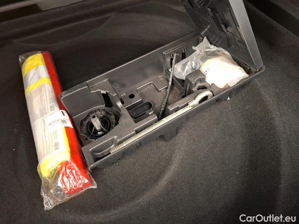  Peugeot  3008 PEUGEOT  / 2020 / 5P / SUV PureTech 130 S&S EAT8 Active BUS #15