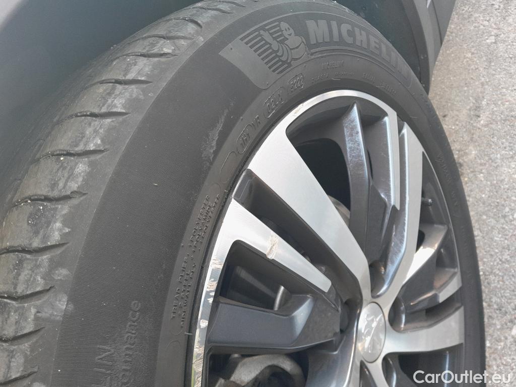  Peugeot  3008 PEUGEOT  / 2020 / 5P / todoterreno 1.5 BlueHDi 96kW S&S Allure Pack EAT8 #4