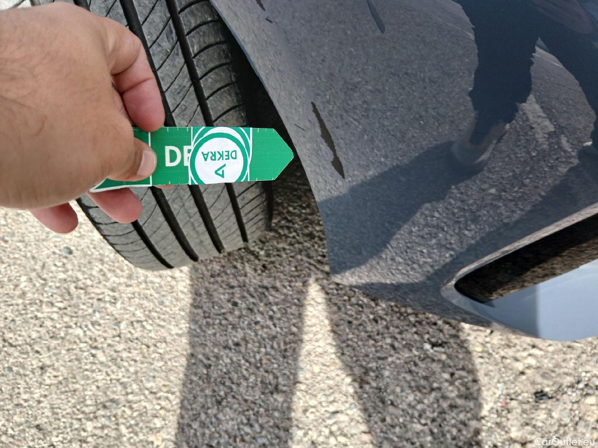  Bmw  Serie 1 BMW  / 2019 / 5P / berlina con portón 118i #3