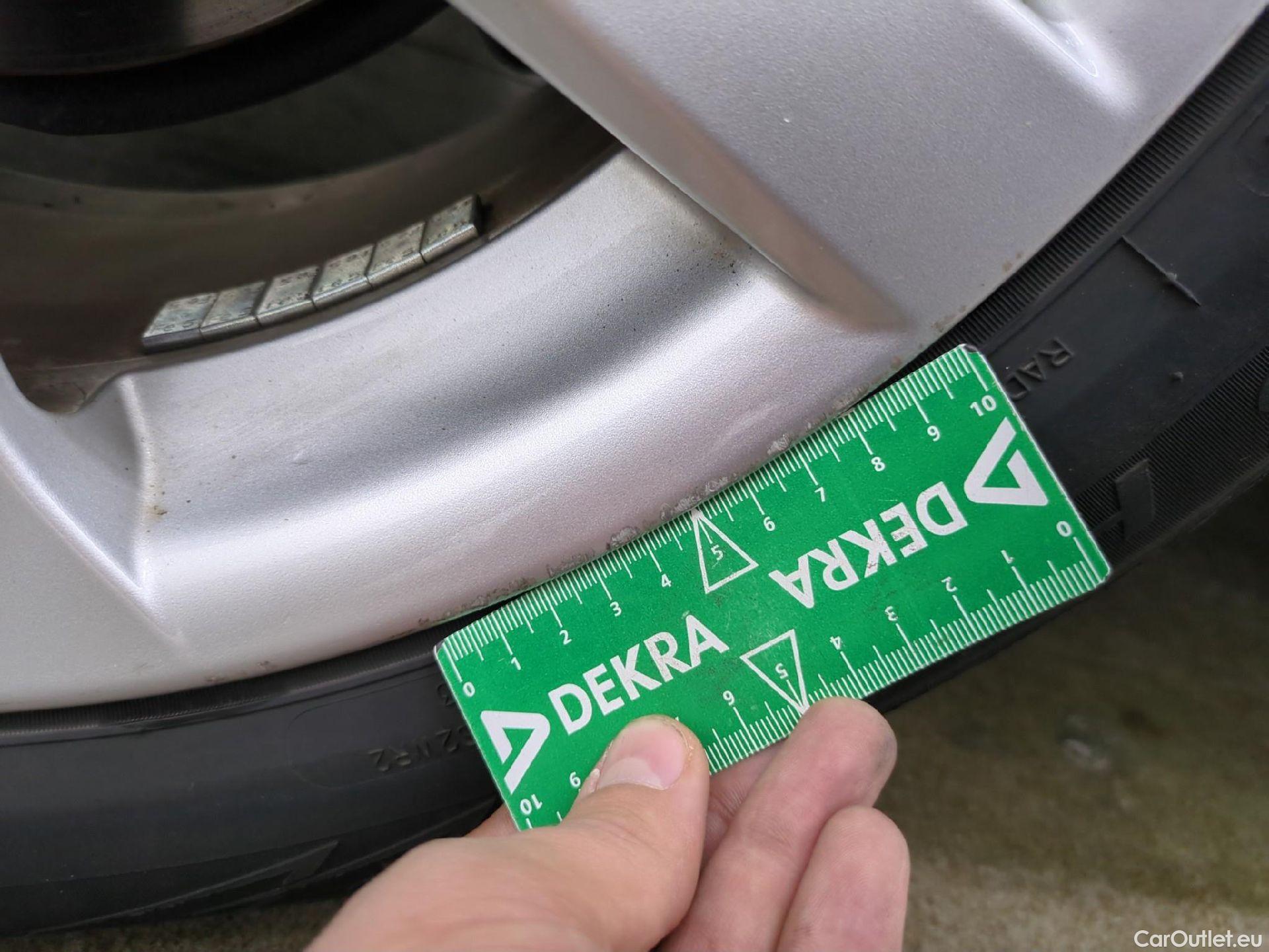  Toyota  Corolla TOYOTA  Touring Sports / 2018 / 5P / Break Hybride 122h Dynamic Business Stage Acad #24