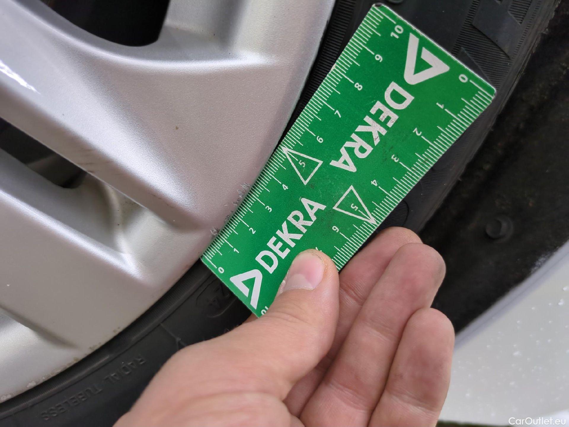  Toyota  Corolla TOYOTA  Touring Sports / 2018 / 5P / Break Hybride 122h Dynamic Business Stage Acad #25