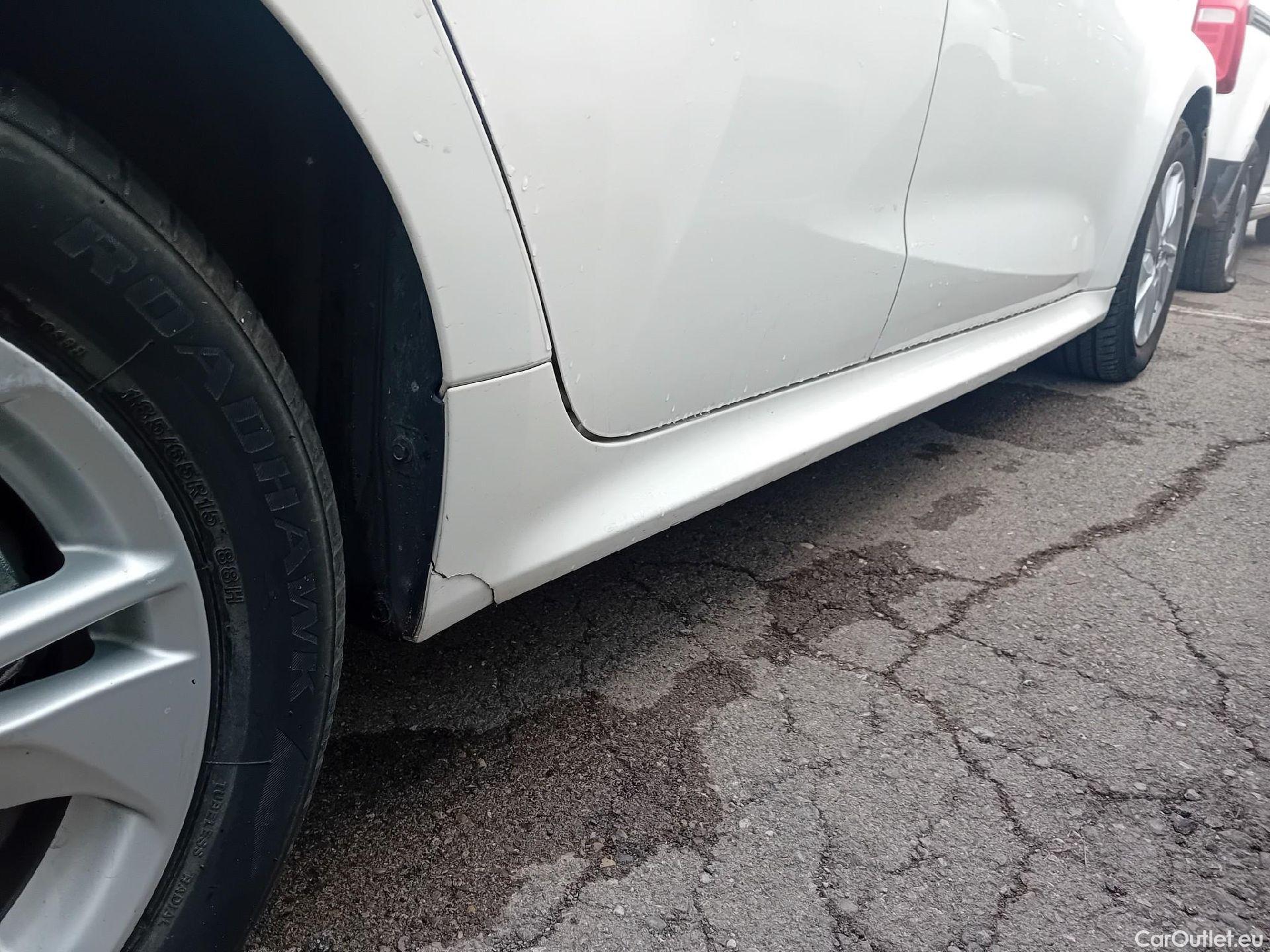  Toyota  Yaris TOYOTA  / 2020 / 5P / berlina con portón 1.5 120H Business Plus #18