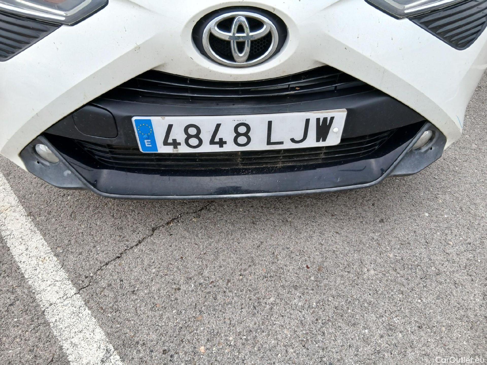  Toyota  Aygo TOYOTA  / 2018 / 5P / minicoche 1.0 70 x-play #3