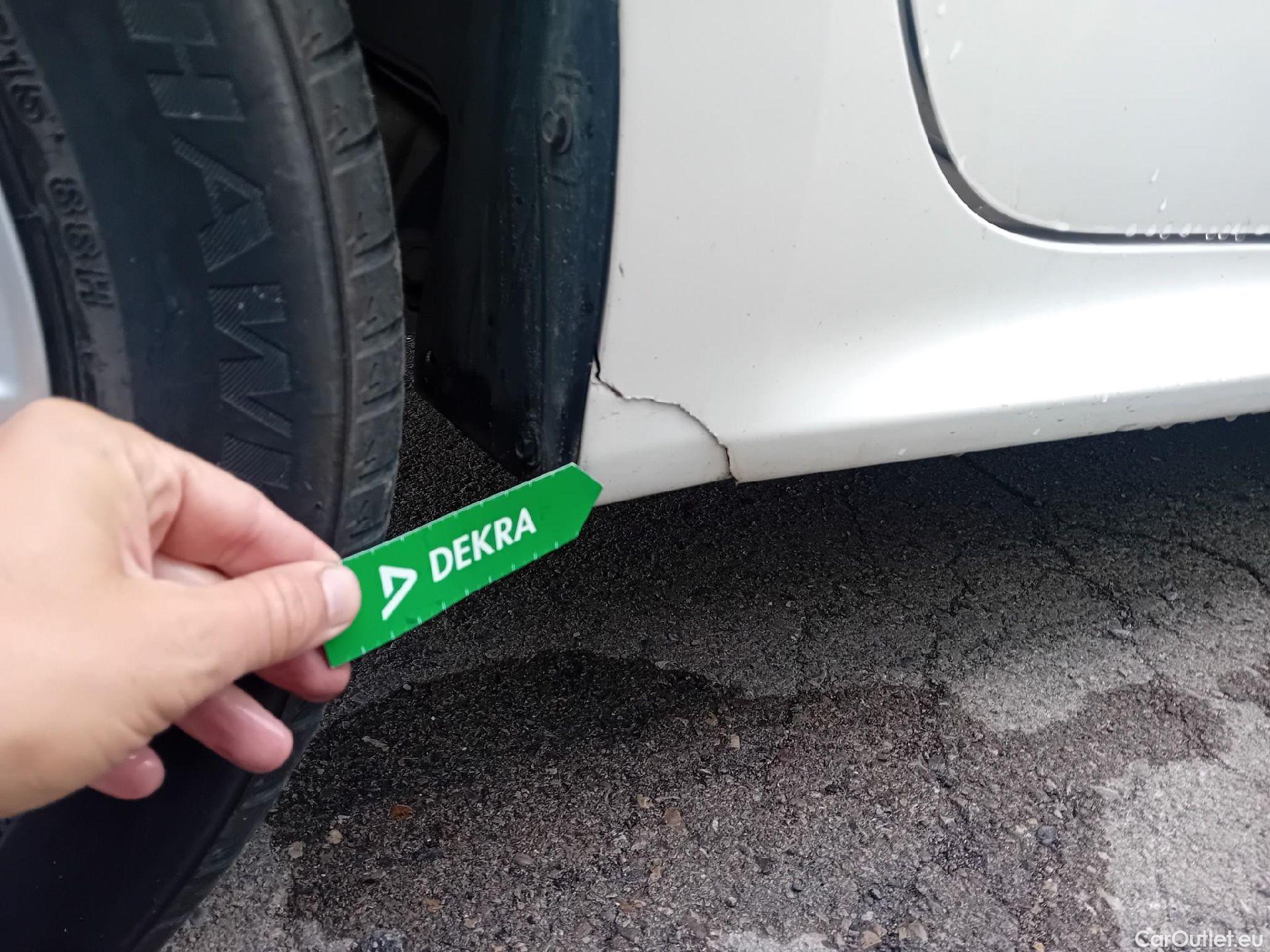  Toyota  Yaris TOYOTA  / 2020 / 5P / berlina con portón 1.5 120H Business Plus #17