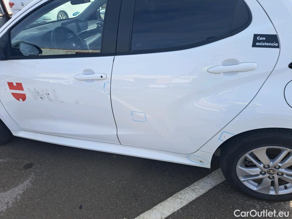  Toyota  Yaris TOYOTA  / 2020 / 5P / berlina con portón 1.5 120H Business Plus #20