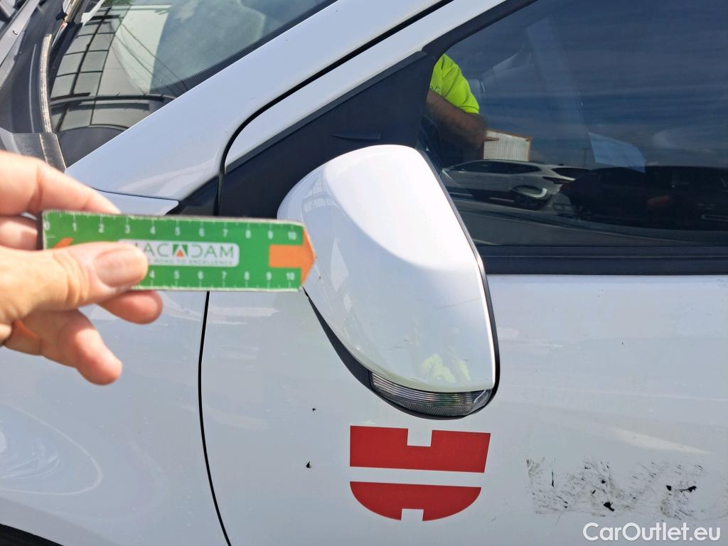  Toyota  Yaris TOYOTA  / 2020 / 5P / berlina con portón 1.5 120H Business Plus #32