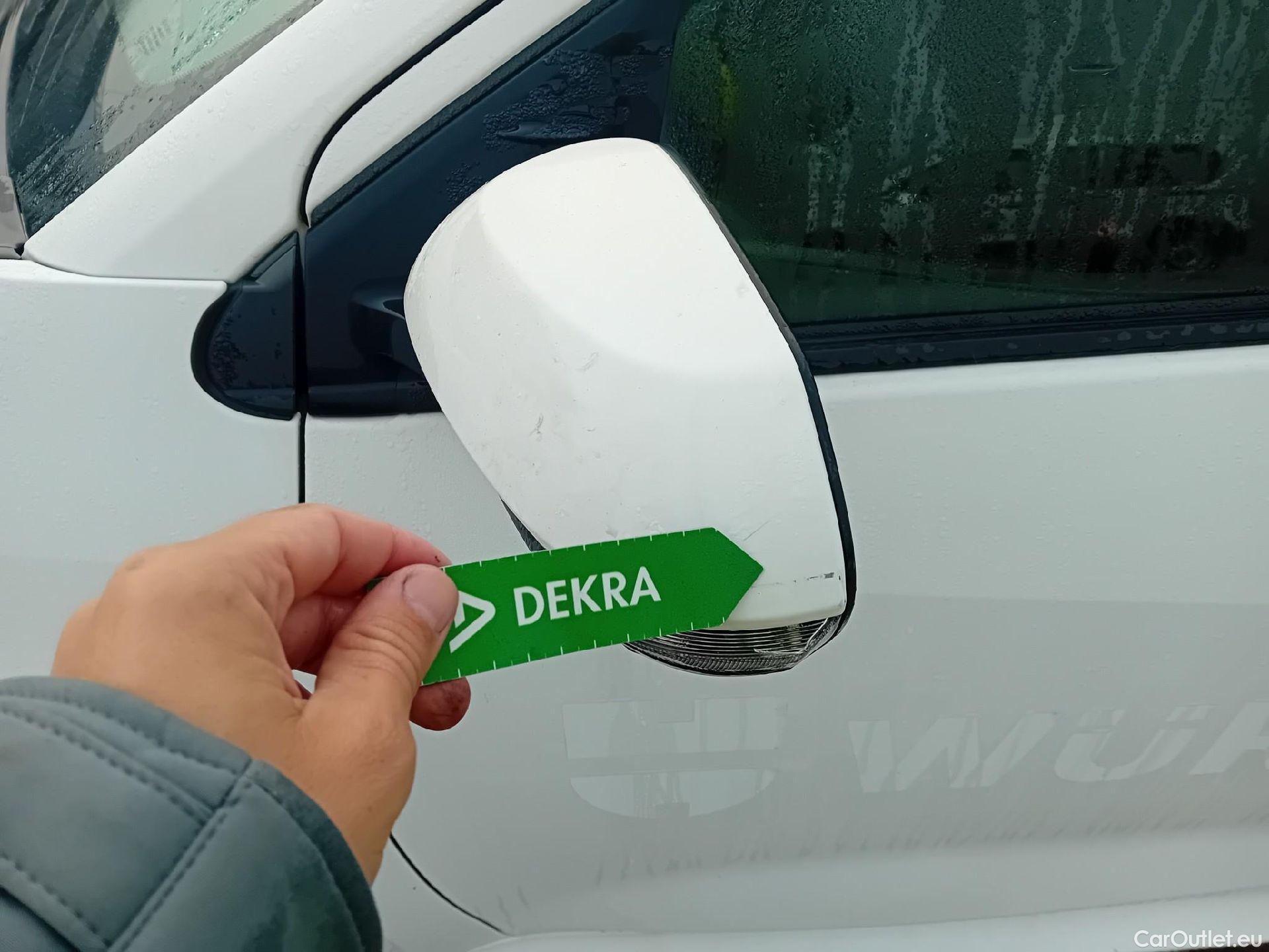  Toyota  Yaris TOYOTA  / 2020 / 5P / berlina con portón 1.5 120H Business Plus #7