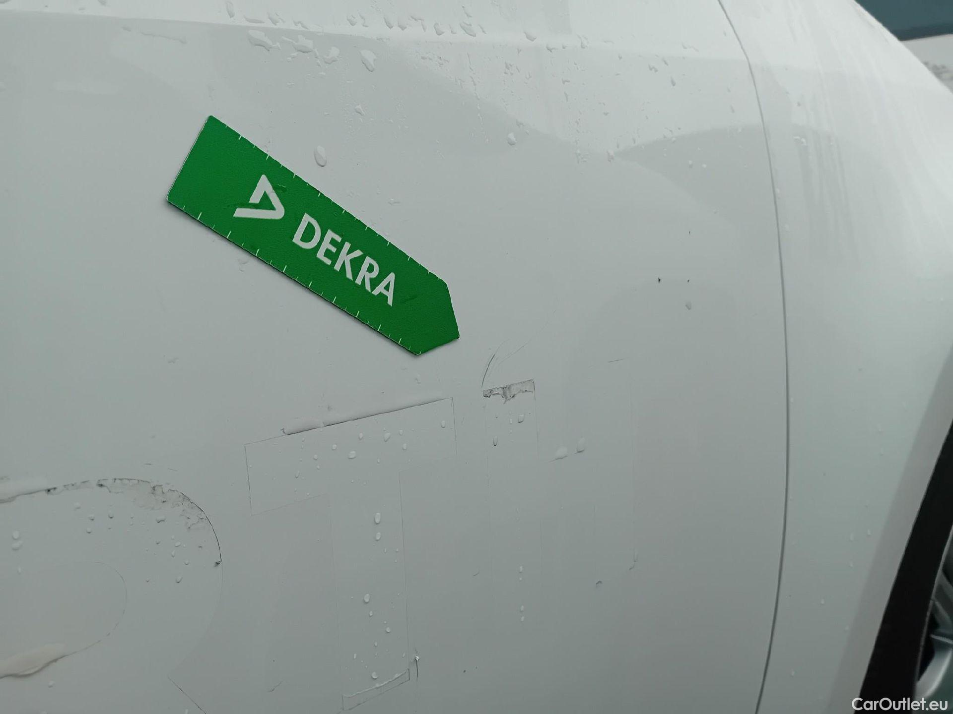  Toyota  Yaris TOYOTA  / 2020 / 5P / berlina con portón 1.5 120H Business Plus #20