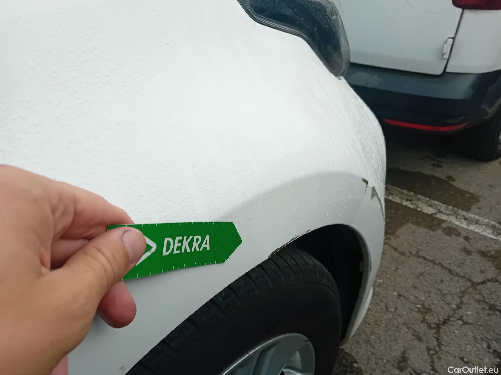  Toyota  Yaris TOYOTA  / 2020 / 5P / berlina con portón 1.5 120H Business Plus #22