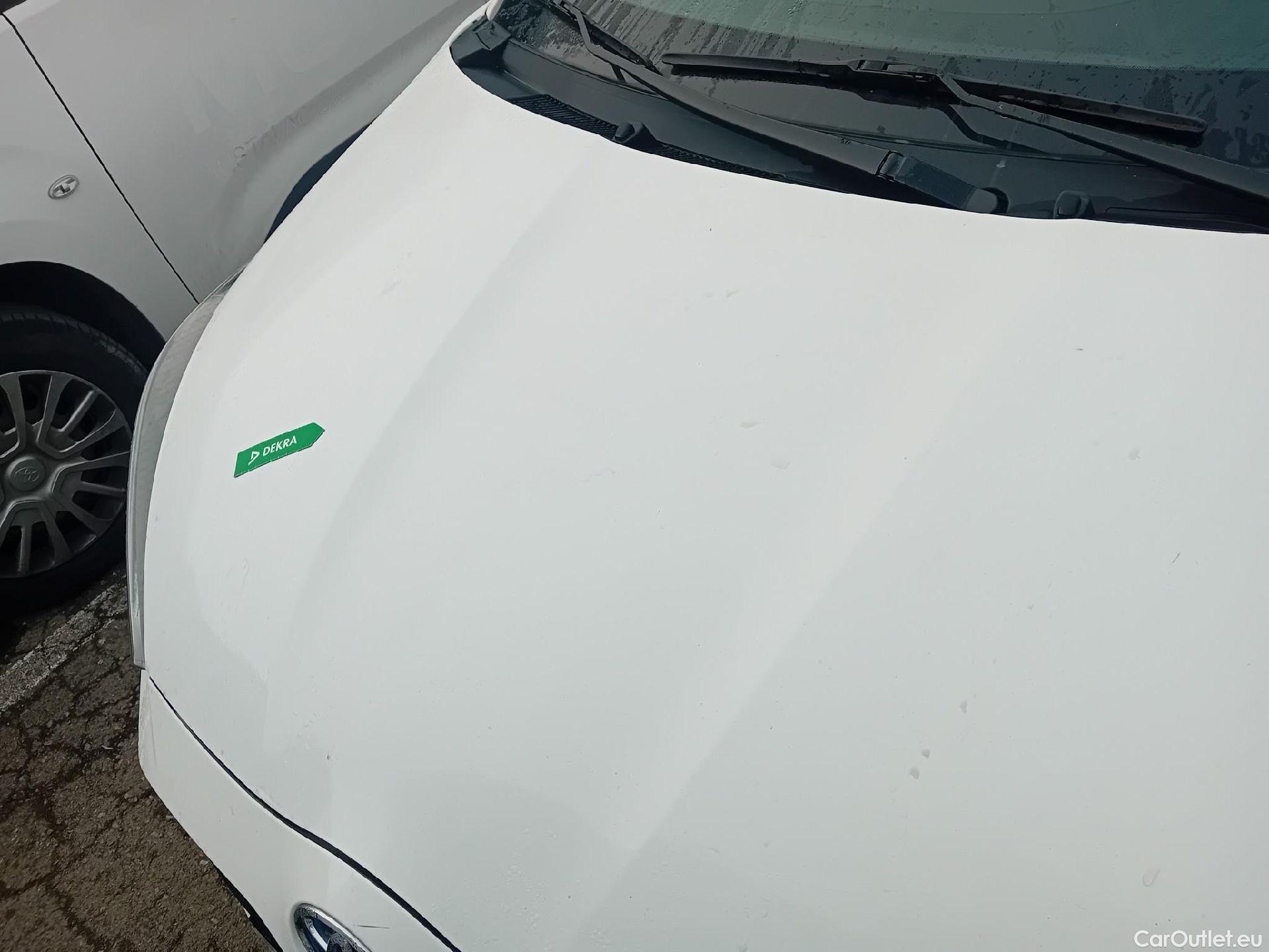  Toyota  Yaris TOYOTA  / 2020 / 5P / berlina con portón 1.5 120H Business Plus #4