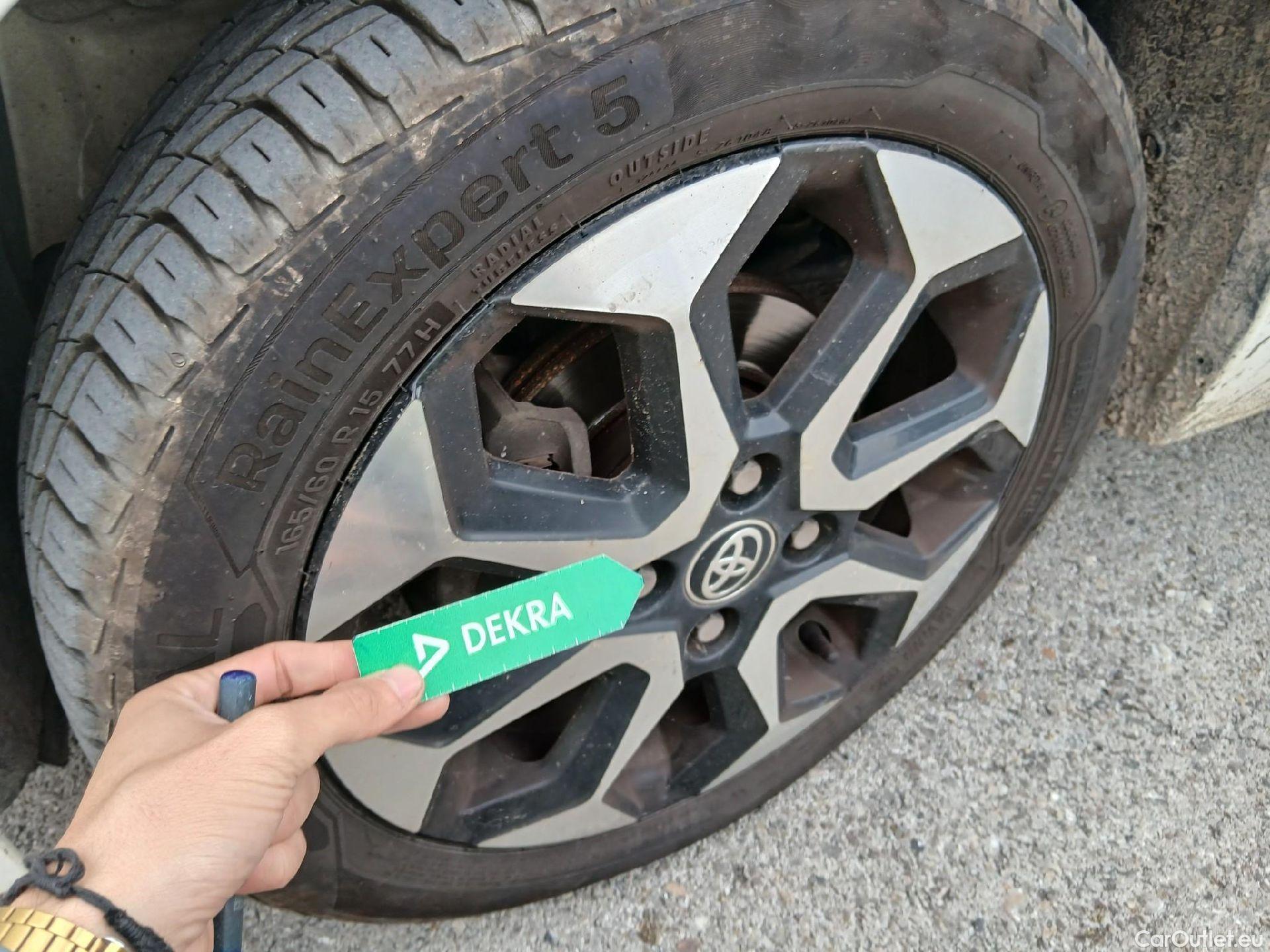  Toyota  Aygo TOYOTA  / 2018 / 5P / minicoche 1.0 70 x-play #7