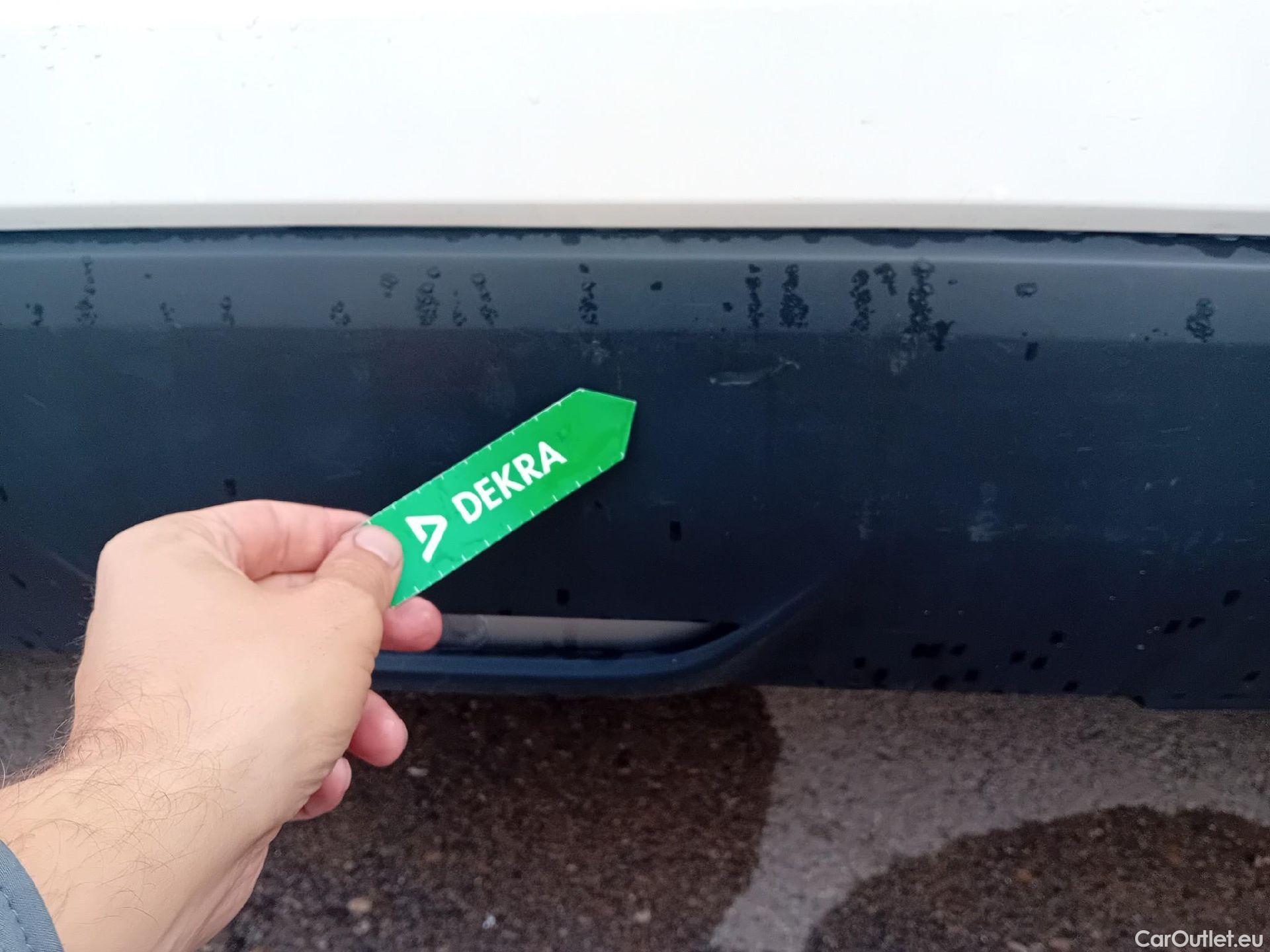  Toyota  Yaris TOYOTA  / 2020 / 5P / berlina con portón 1.5 120H Business Plus #16