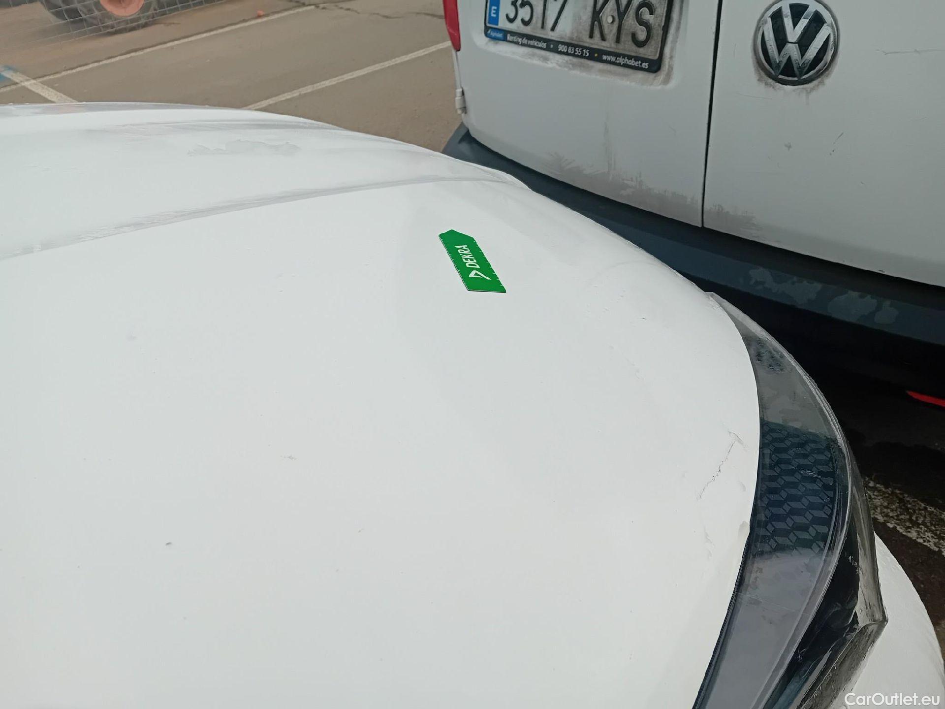  Toyota  Yaris TOYOTA  / 2020 / 5P / berlina con portón 1.5 120H Business Plus #3