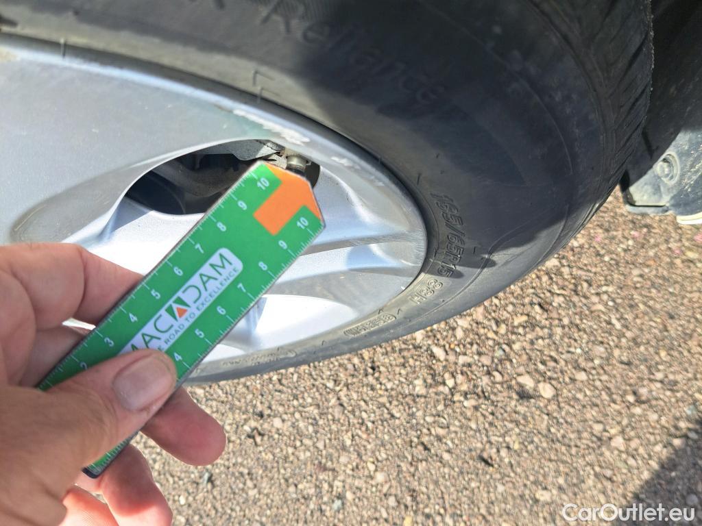  Toyota  Yaris TOYOTA  / 2020 / 5P / berlina con portón 1.5 120H Business Plus #24