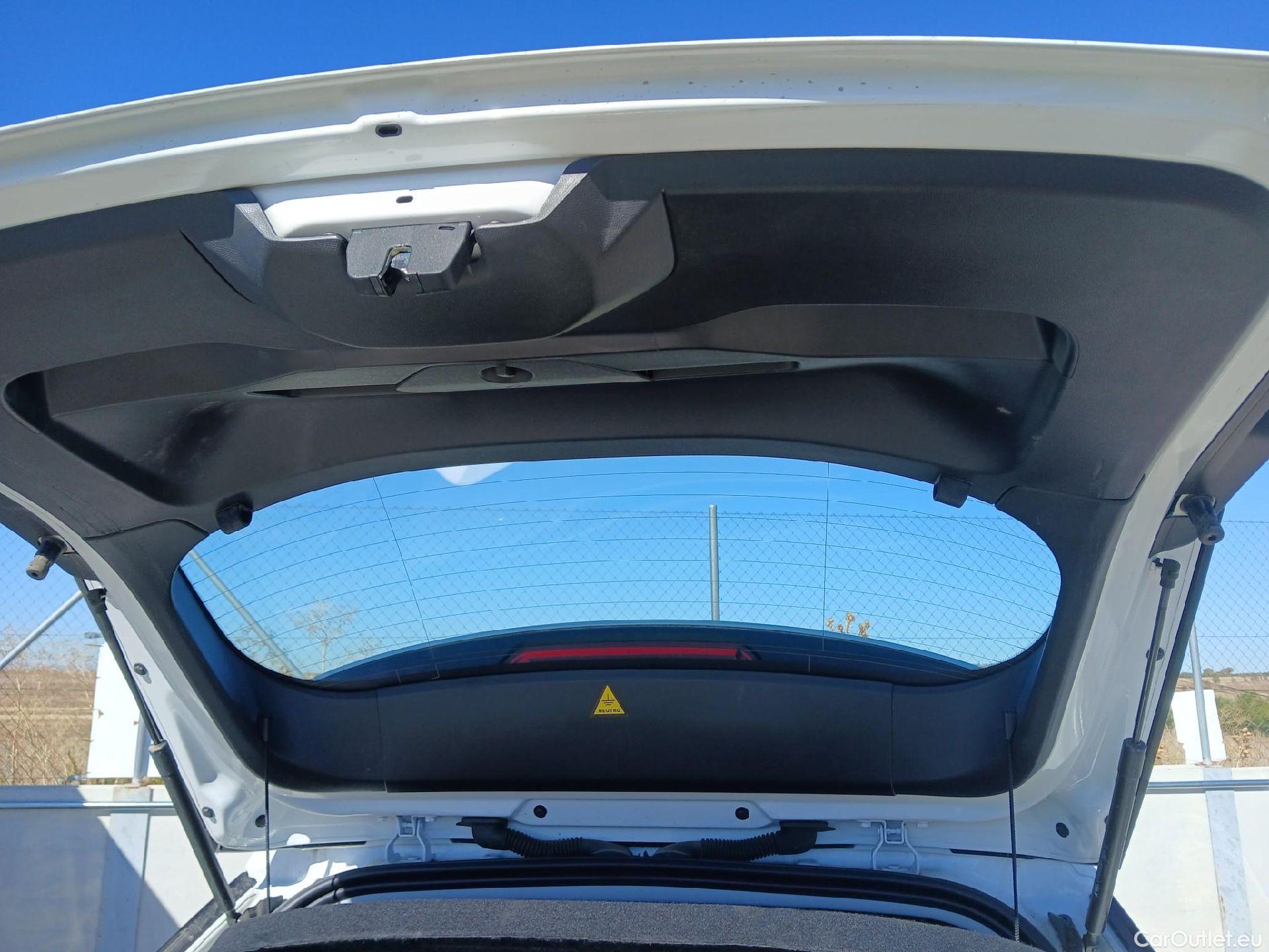  Peugeot  2008 PEUGEOT  / 2019 / 5P / todoterreno Active BlueHDI 81kW (110CV) #12