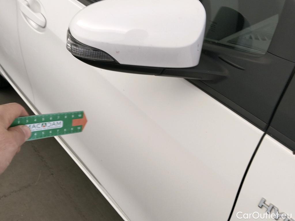  Toyota  Yaris TOYOTA  / 2017 / 5P / berlina con portón 1.5 100H Active #4