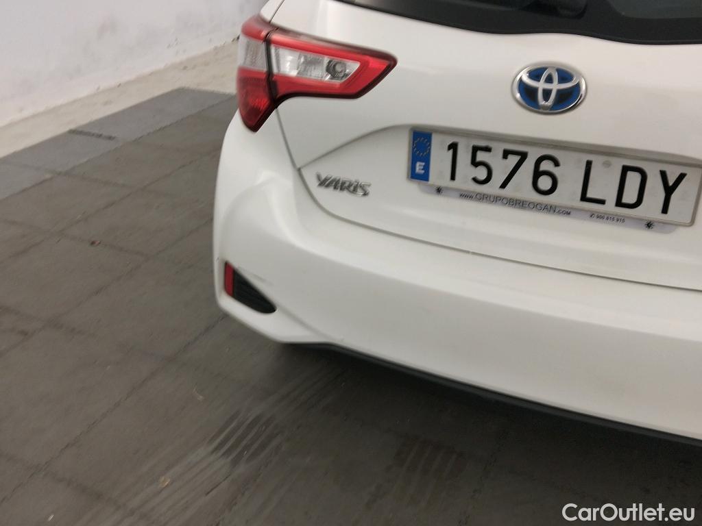  Toyota  Yaris TOYOTA  / 2017 / 5P / berlina con portón 1.5 100H Active #9