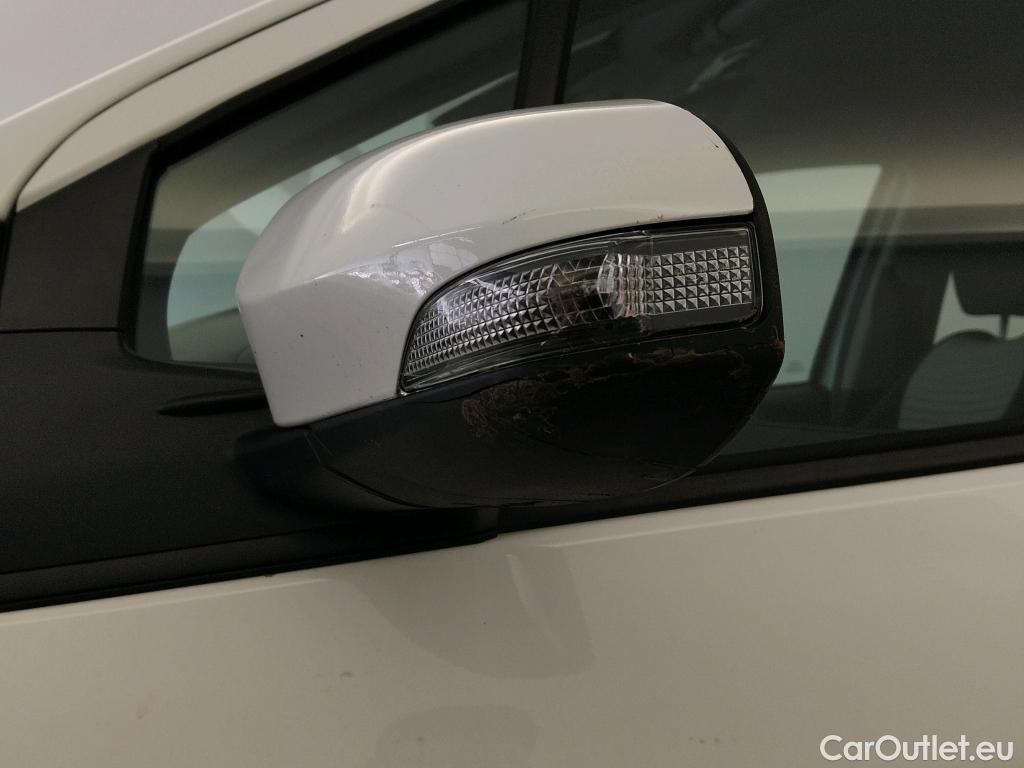  Toyota  Yaris TOYOTA  / 2017 / 5P / berlina con portón 1.5 100H Active #3