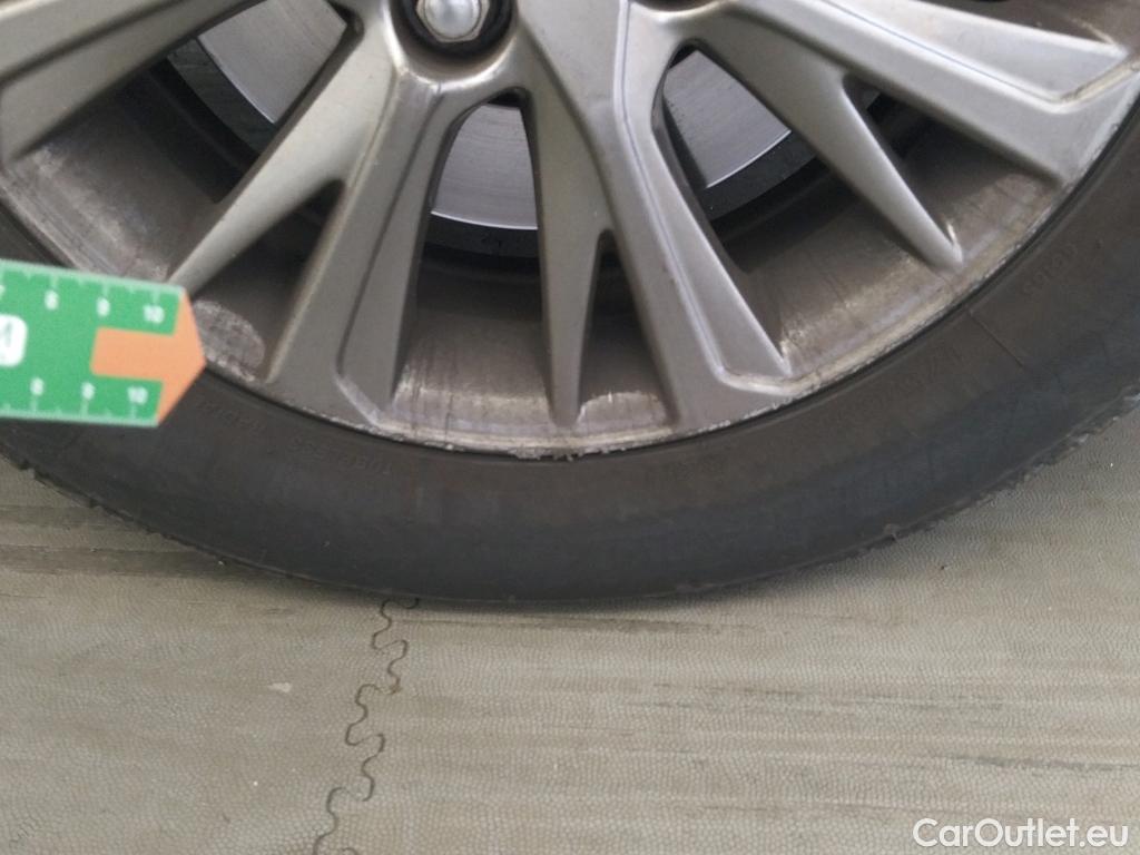  Toyota  Yaris TOYOTA  / 2017 / 5P / berlina con portón 1.5 100H Active #2