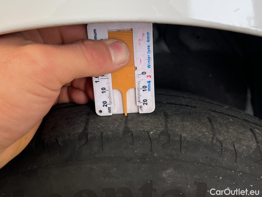  Hyundai  i10 HYUNDAI  / 2020 / 5P / berlina con portón 1.0 Essence #16